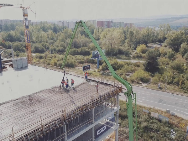 Čerpání betonu na stropní desku – dron